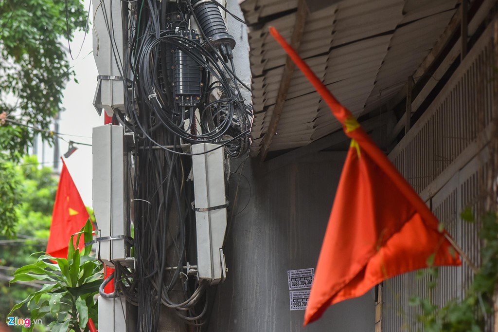 Dây điện bủa vây tuyến phố thí điểm văn minh đô thị - Ảnh 5. Dây điện bủa vây tuyến phố thí điểm văn minh đô thị - Ảnh 5.