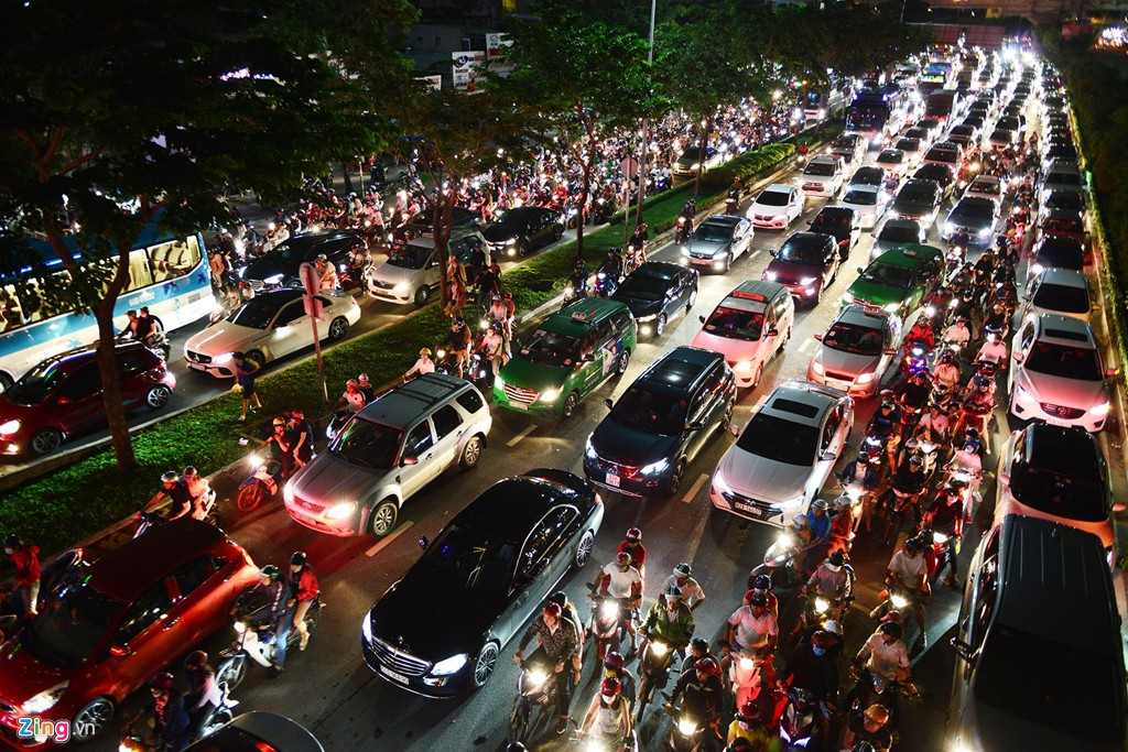 Sài Gòn kẹt xe giữa đêm sau màn pháo hoa 15 phút - Ảnh 6. Sài Gòn kẹt xe giữa đêm sau màn pháo hoa 15 phút - Ảnh 6.