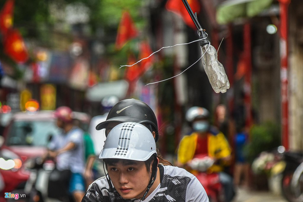 Dây điện bủa vây tuyến phố thí điểm văn minh đô thị - Ảnh 6. Dây điện bủa vây tuyến phố thí điểm văn minh đô thị - Ảnh 6.