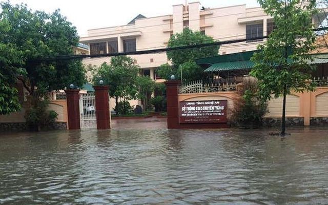Thành phố Vinh 'thất thủ' vì mưa lớn kéo dài nhiều ngày - Ảnh 7. Thành phố Vinh 'thất thủ' vì mưa lớn kéo dài nhiều ngày - Ảnh 7.