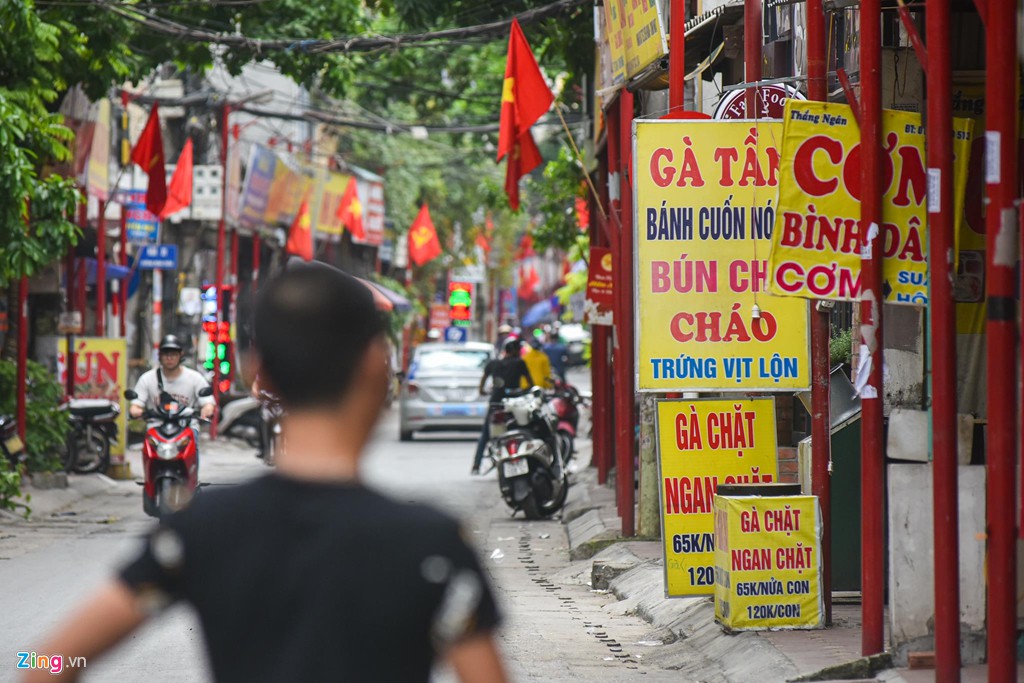Dây điện bủa vây tuyến phố thí điểm văn minh đô thị - Ảnh 7. Dây điện bủa vây tuyến phố thí điểm văn minh đô thị - Ảnh 7.