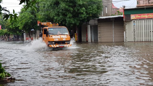 Thành phố Vinh 'thất thủ' vì mưa lớn kéo dài nhiều ngày - Ảnh 8. Thành phố Vinh 'thất thủ' vì mưa lớn kéo dài nhiều ngày - Ảnh 8.