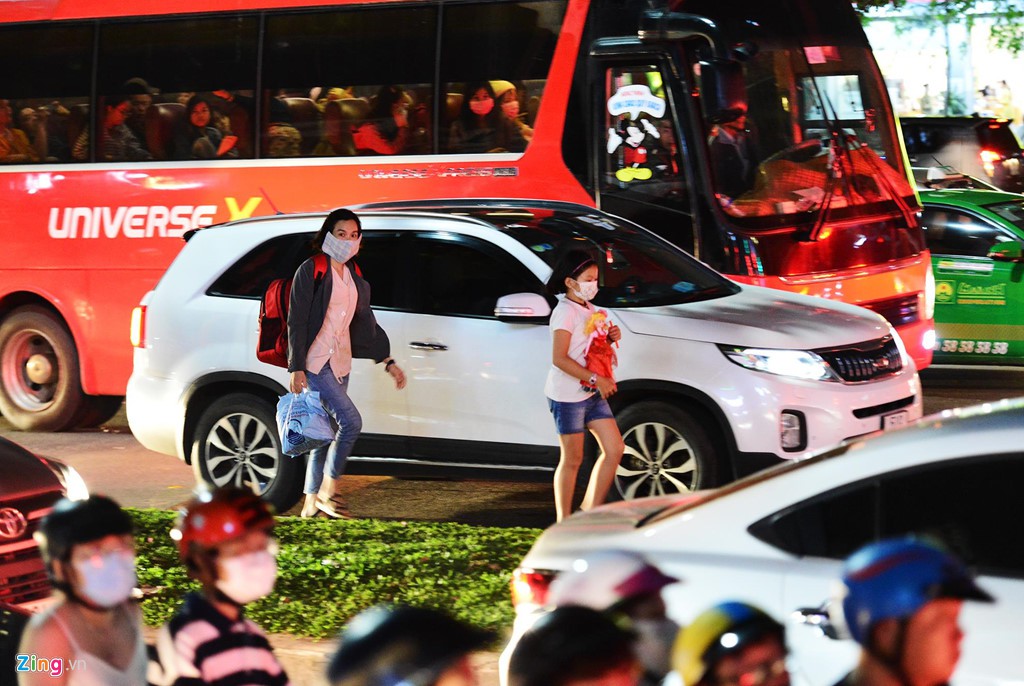 Sài Gòn kẹt xe giữa đêm sau màn pháo hoa 15 phút - Ảnh 8. Sài Gòn kẹt xe giữa đêm sau màn pháo hoa 15 phút - Ảnh 8.