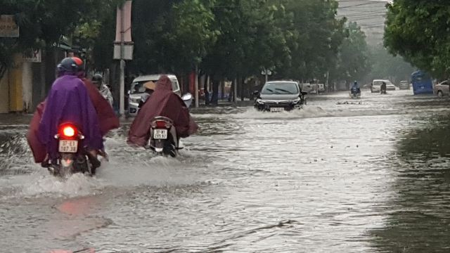 Thành phố Vinh 'thất thủ' vì mưa lớn kéo dài nhiều ngày - Ảnh 10. Thành phố Vinh 'thất thủ' vì mưa lớn kéo dài nhiều ngày - Ảnh 10.