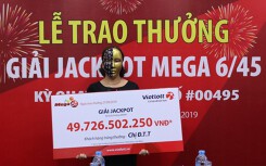 1 người trúng độc đắc 100 tỉ của Vietlott đã đeo mặt nạ nhận thưởng, người còn lại vẫn chưa tìm thấy