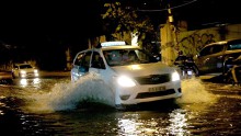 Người Sài Gòn bì bõm vì ngập nặng ngày triều cường đạt đỉnh