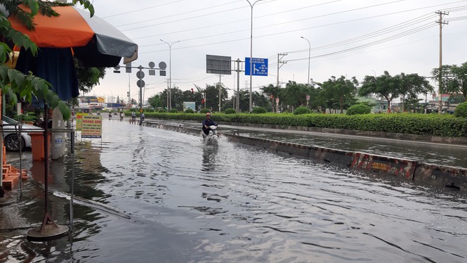 Người Sài Gòn bì bõm vì ngập nặng ngày triều cường đạt đỉnh - Ảnh 2. Người Sài Gòn bì bõm vì ngập nặng ngày triều cường đạt đỉnh - Ảnh 2.
