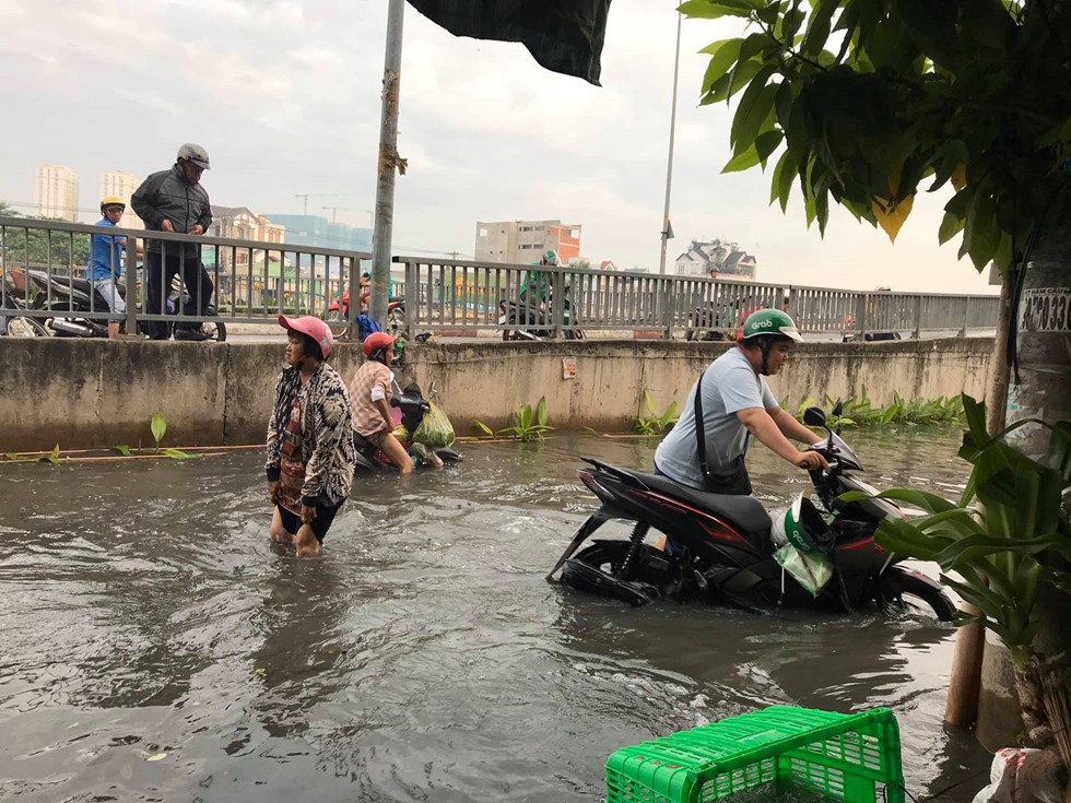 TP HCM: Vỡ bờ kè tại Q.8, lo đợt triều cường sáng nay 30/9 - Ảnh 2. TP HCM: Vỡ bờ kè tại Q.8, lo đợt triều cường sáng nay 30/9 - Ảnh 2.