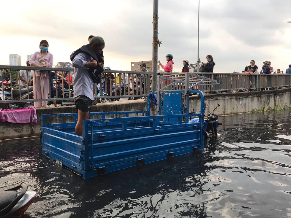 TP HCM: Vỡ bờ kè tại Q.8, lo đợt triều cường sáng nay 30/9 - Ảnh 4. TP HCM: Vỡ bờ kè tại Q.8, lo đợt triều cường sáng nay 30/9 - Ảnh 4.