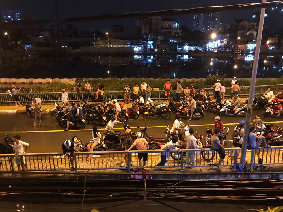 TP HCM: Vỡ bờ kè tại Q.8, lo đợt triều cường sáng nay 30/9 - Ảnh 8. TP HCM: Vỡ bờ kè tại Q.8, lo đợt triều cường sáng nay 30/9 - Ảnh 8.