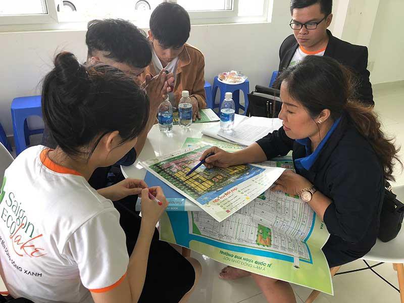Mua nhà từ 300 triệu phải báo cáo: Khó khả thi - Ảnh 1. Mua nhà từ 300 triệu phải báo cáo: Khó khả thi - Ảnh 1.