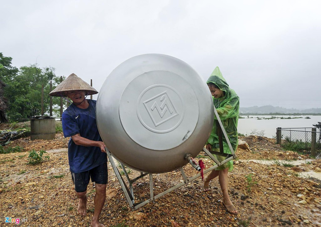 Người dân ôm lợn, lái máy cày 'chạy lũ' - Ảnh 16.