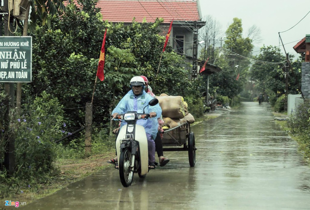 Người dân ôm lợn, lái máy cày 'chạy lũ' - Ảnh 19.
