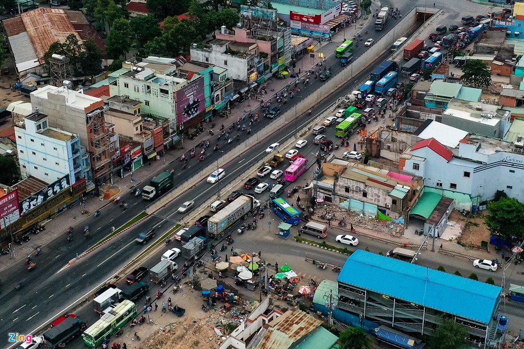 Đương đầu với thử thách kẹt xe ở cửa ngõ tây bắc TP HCM - Ảnh 2. Đương đầu với thử thách kẹt xe ở cửa ngõ tây bắc TP HCM - Ảnh 2.