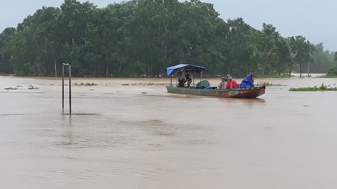 Cận cảnh hàng trăm nhà dân Quảng Trị ngập chìm trong nước - Ảnh 5. Cận cảnh hàng trăm nhà dân Quảng Trị ngập chìm trong nước - Ảnh 5.