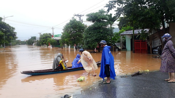 Cận cảnh hàng trăm nhà dân Quảng Trị ngập chìm trong nước - Ảnh 8. Cận cảnh hàng trăm nhà dân Quảng Trị ngập chìm trong nước - Ảnh 8.