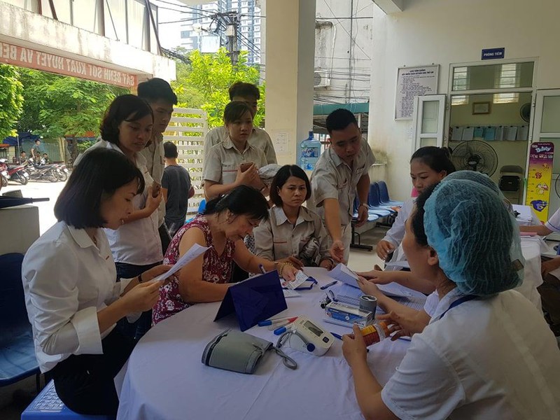 Sau vụ cháy Rạng Đông: Lo nhiễm độc, người dân ùn ùn đi khám - Ảnh 1. Sau vụ cháy Rạng Đông: Lo nhiễm độc, người dân ùn ùn đi khám - Ảnh 1.