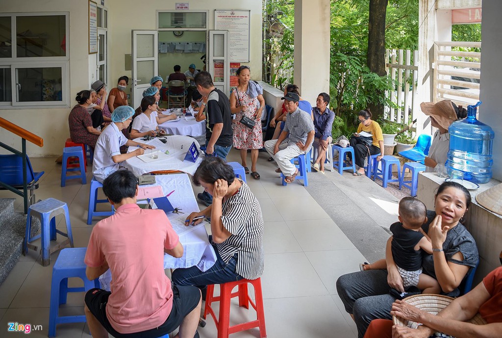 Dân quanh nhà máy Rạng Đông không hài lòng vì khám sức khỏe sơ sài - Ảnh 1. Dân quanh nhà máy Rạng Đông không hài lòng vì khám sức khỏe sơ sài - Ảnh 1.