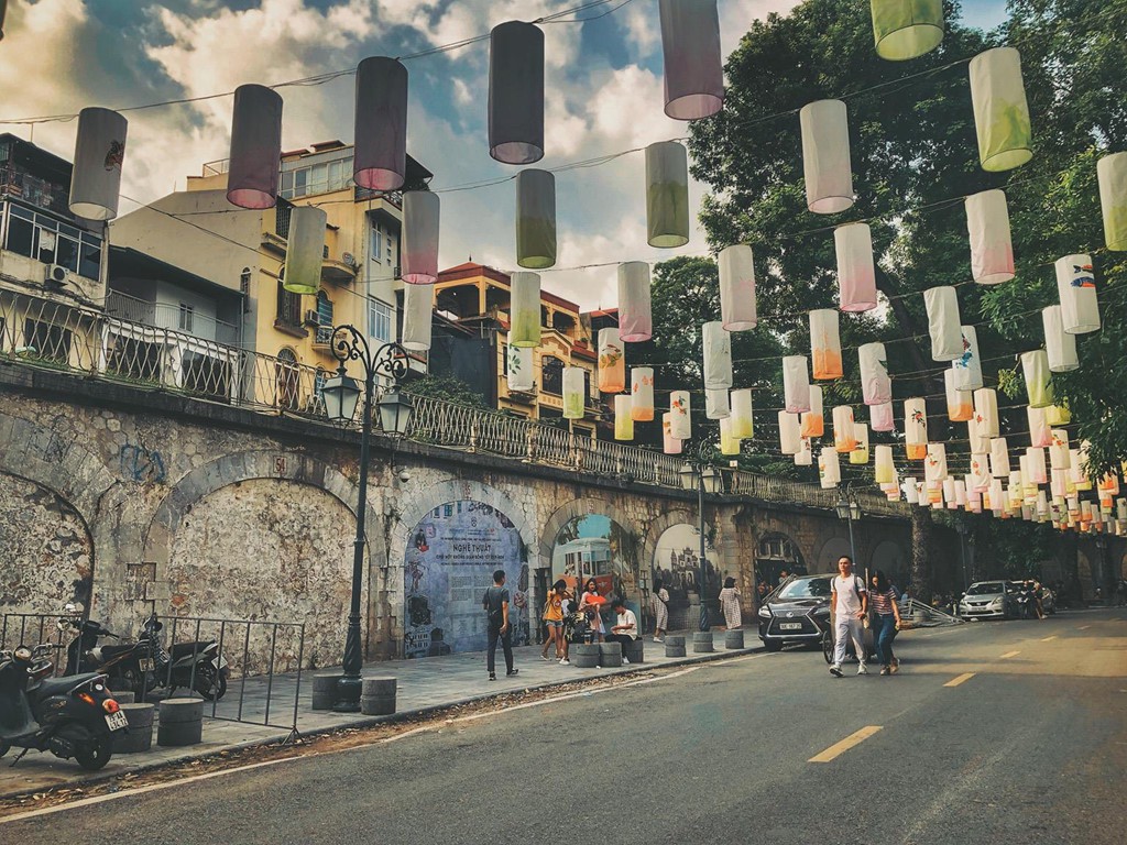 Con đường rợp đèn lồng đón Trung thu giữa lòng Hà Nội - Ảnh 1. Con đường rợp đèn lồng đón Trung thu giữa lòng Hà Nội - Ảnh 1.