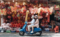 Con đường rợp đèn lồng đón Trung thu giữa lòng Hà Nội