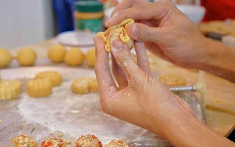 Cà phê lạ Hà Nội, bà chủ tự làm 2.000 bánh trung thu tặng khách - Ảnh 2.