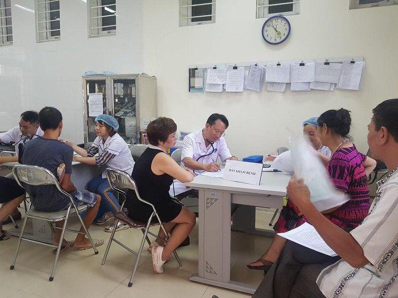 Sau vụ cháy Rạng Đông: Lo nhiễm độc, người dân ùn ùn đi khám - Ảnh 2. Sau vụ cháy Rạng Đông: Lo nhiễm độc, người dân ùn ùn đi khám - Ảnh 2.