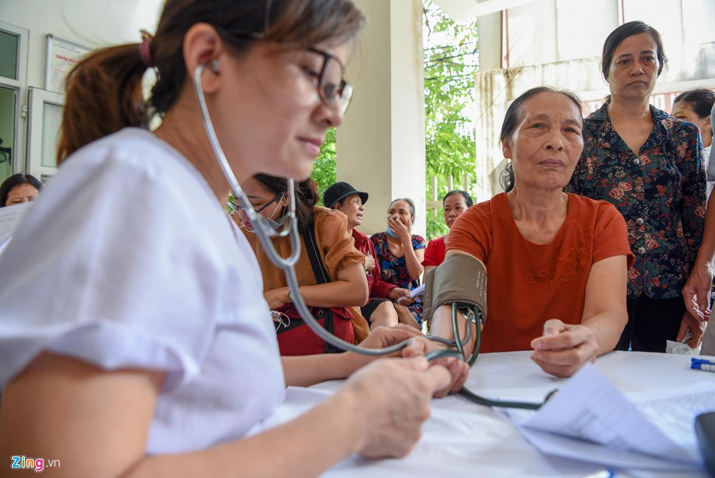 Dân quanh nhà máy Rạng Đông không hài lòng vì khám sức khỏe sơ sài - Ảnh 2. Dân quanh nhà máy Rạng Đông không hài lòng vì khám sức khỏe sơ sài - Ảnh 2.
