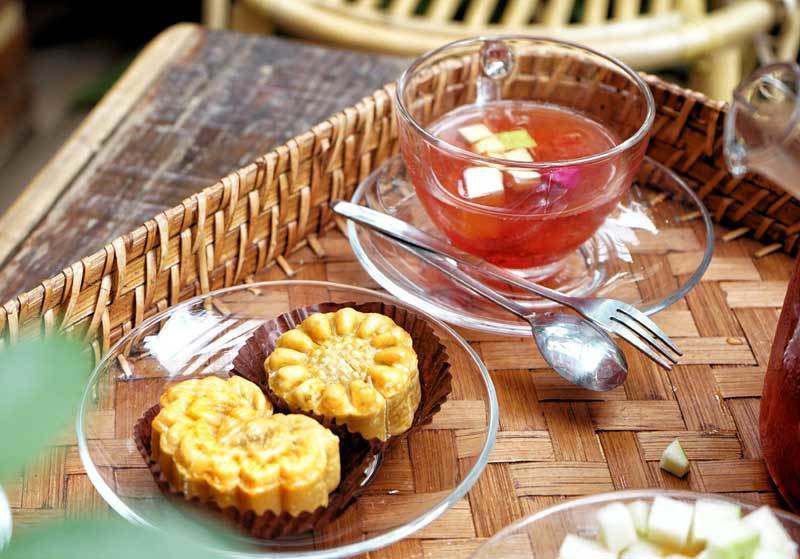 Cà phê lạ Hà Nội, bà chủ tự làm 2.000 bánh trung thu tặng khách - Ảnh 3.