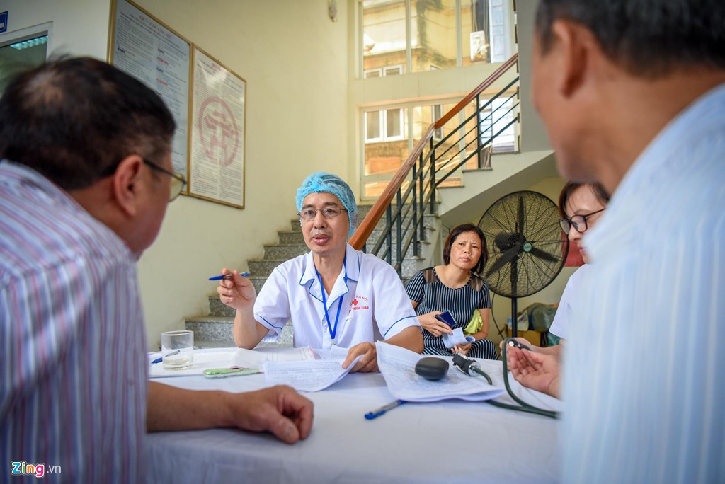 Dân quanh nhà máy Rạng Đông không hài lòng vì khám sức khỏe sơ sài - Ảnh 3. Dân quanh nhà máy Rạng Đông không hài lòng vì khám sức khỏe sơ sài - Ảnh 3.