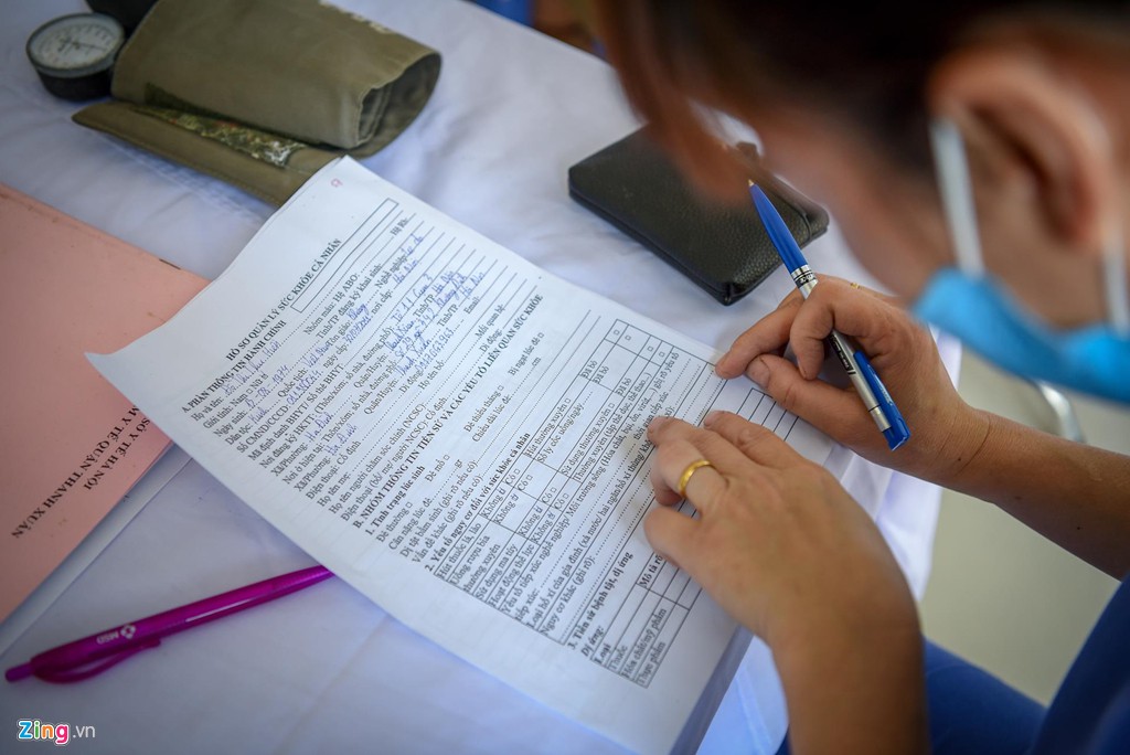 Dân quanh nhà máy Rạng Đông không hài lòng vì khám sức khỏe sơ sài - Ảnh 4. Dân quanh nhà máy Rạng Đông không hài lòng vì khám sức khỏe sơ sài - Ảnh 4.