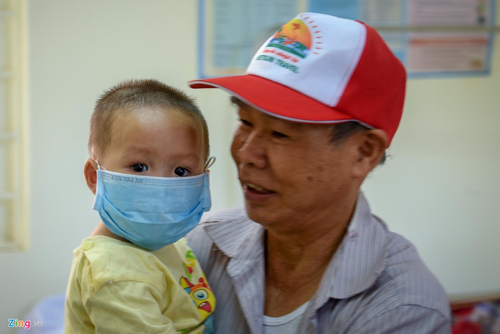 Dân quanh nhà máy Rạng Đông không hài lòng vì khám sức khỏe sơ sài - Ảnh 6. Dân quanh nhà máy Rạng Đông không hài lòng vì khám sức khỏe sơ sài - Ảnh 6.