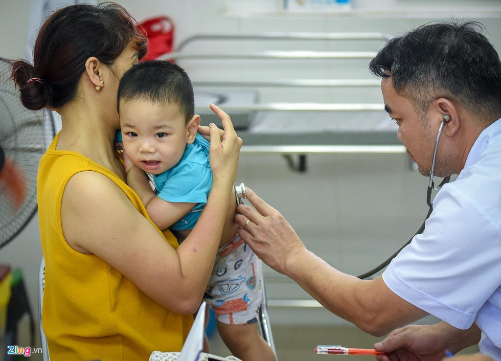 Dân quanh nhà máy Rạng Đông không hài lòng vì khám sức khỏe sơ sài - Ảnh 7. Dân quanh nhà máy Rạng Đông không hài lòng vì khám sức khỏe sơ sài - Ảnh 7.