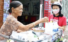 Xe đậu hũ nóng đậm đà chất Huế của cụ bà 72 tuổi trong hẻm nhỏ Sài Gòn