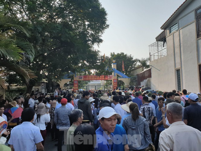 Vạn người chen lấn, xô đẩy xem chọi trâu Đồ Sơn - Ảnh 1. Vạn người chen lấn, xô đẩy xem chọi trâu Đồ Sơn - Ảnh 1.