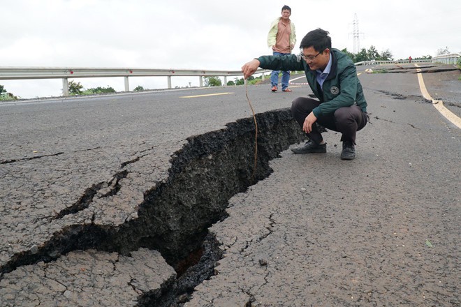 Nguyên nhân khiến đường 250 tỷ mới làm đã nứt toác, sụt lún - Ảnh 2. Nguyên nhân khiến đường 250 tỷ mới làm đã nứt toác, sụt lún - Ảnh 2.