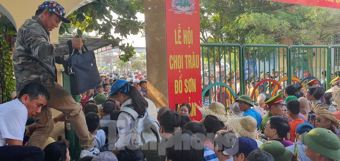 Vạn người chen lấn, xô đẩy xem chọi trâu Đồ Sơn - Ảnh 3. Vạn người chen lấn, xô đẩy xem chọi trâu Đồ Sơn - Ảnh 3.