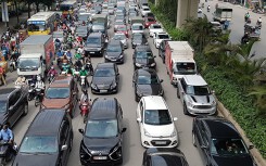 Chùm ảnh: Ô tô đua nhau dàn hàng, 'chiếm' hết đường xe máy gây ùn tắc