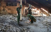 Cận cảnh lực lượng quốc phòng lấy 25 mẫu xét nghiệm ở Rạng Đông sau vụ cháy