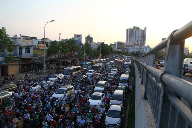 Ùn tắc nghiêm trọng tại các cửa ngõ trọng điểm khiến việc đi lại của người dân, vận chuyển hàng hóa ngày càng trở nên khó khăn. (Phạm Hữu).
