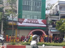 Khai trương văn phòng không phép, Alibaba bị buộc tháo dỡ biển hiệu