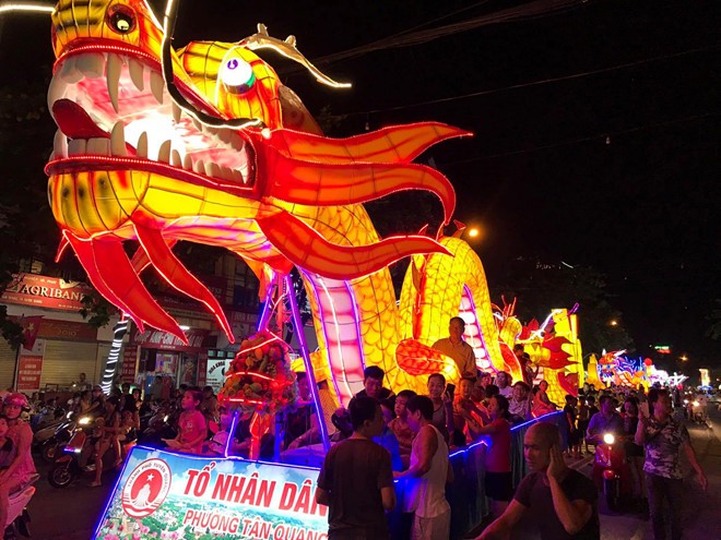 Chưa đến Trung thu, người Tuyên Quang đã tấp nập rước đèn khổng lồ - Ảnh 1. Chưa đến Trung thu, người Tuyên Quang đã tấp nập rước đèn khổng lồ - Ảnh 1.