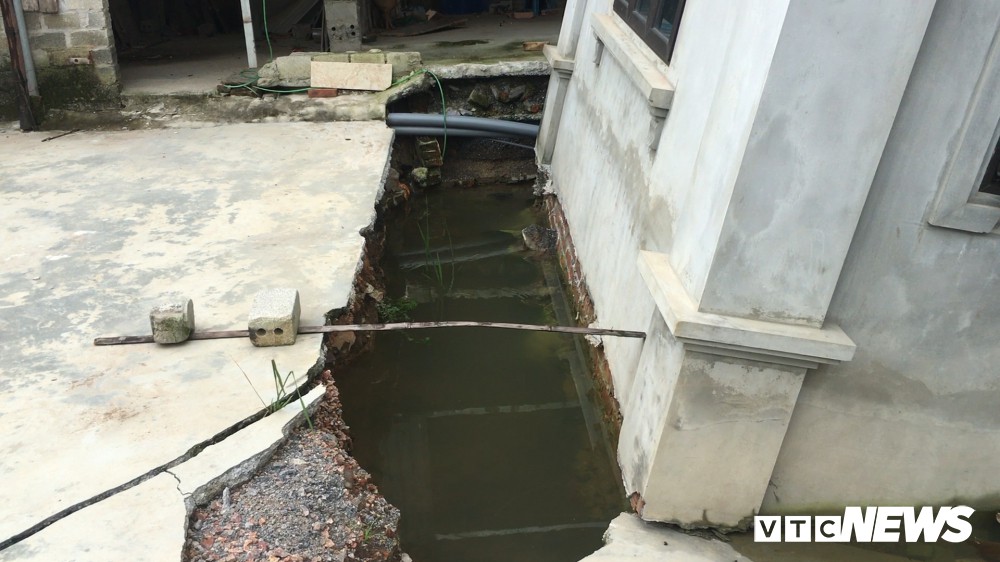 Sau 2 tháng, dân Hà Nội vẫn hoang mang 'hố tử thần' nuốt trọn căn nhà hơn 1 tỉ đồng - Ảnh 11. Sau 2 tháng, dân Hà Nội vẫn hoang mang 'hố tử thần' nuốt trọn căn nhà hơn 1 tỉ đồng - Ảnh 11.