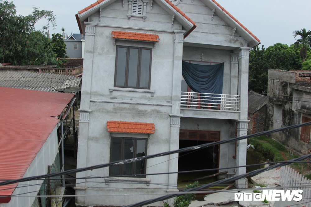 Sau 2 tháng, dân Hà Nội vẫn hoang mang 'hố tử thần' nuốt trọn căn nhà hơn 1 tỉ đồng - Ảnh 2. Sau 2 tháng, dân Hà Nội vẫn hoang mang 'hố tử thần' nuốt trọn căn nhà hơn 1 tỉ đồng - Ảnh 2.