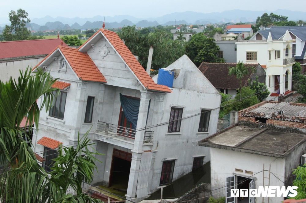 Sau 2 tháng, dân Hà Nội vẫn hoang mang 'hố tử thần' nuốt trọn căn nhà hơn 1 tỉ đồng - Ảnh 3. Sau 2 tháng, dân Hà Nội vẫn hoang mang 'hố tử thần' nuốt trọn căn nhà hơn 1 tỉ đồng - Ảnh 3.