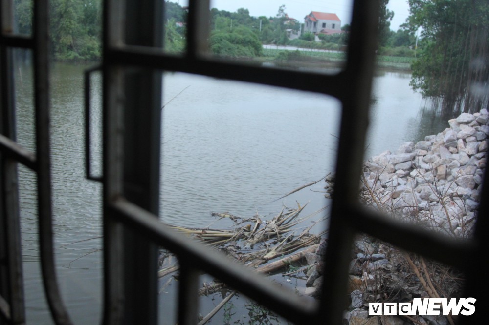 Sau 2 tháng, dân Hà Nội vẫn hoang mang 'hố tử thần' nuốt trọn căn nhà hơn 1 tỉ đồng - Ảnh 8. Sau 2 tháng, dân Hà Nội vẫn hoang mang 'hố tử thần' nuốt trọn căn nhà hơn 1 tỉ đồng - Ảnh 8.