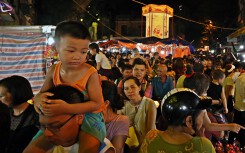Đi chơi Trung thu ở Hà Nội chen lấn khổ ngang chợ Viềng