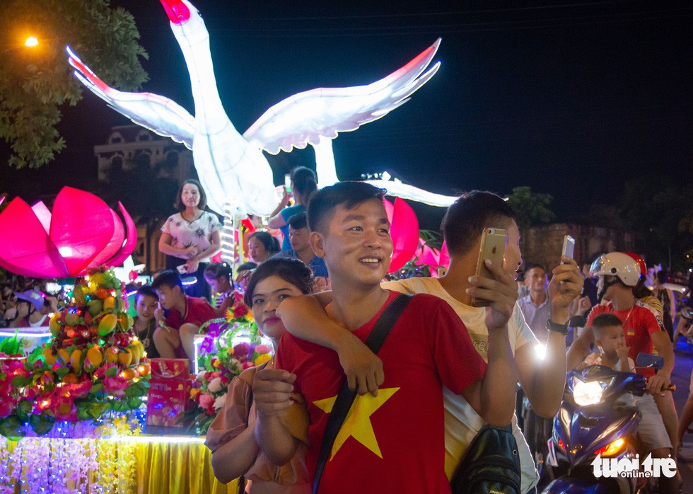 Đèn trung thu 'siêu to khổng lồ' tràn ngập đường phố Tuyên Quang - Ảnh 9. Đèn trung thu 'siêu to khổng lồ' tràn ngập đường phố Tuyên Quang - Ảnh 9.