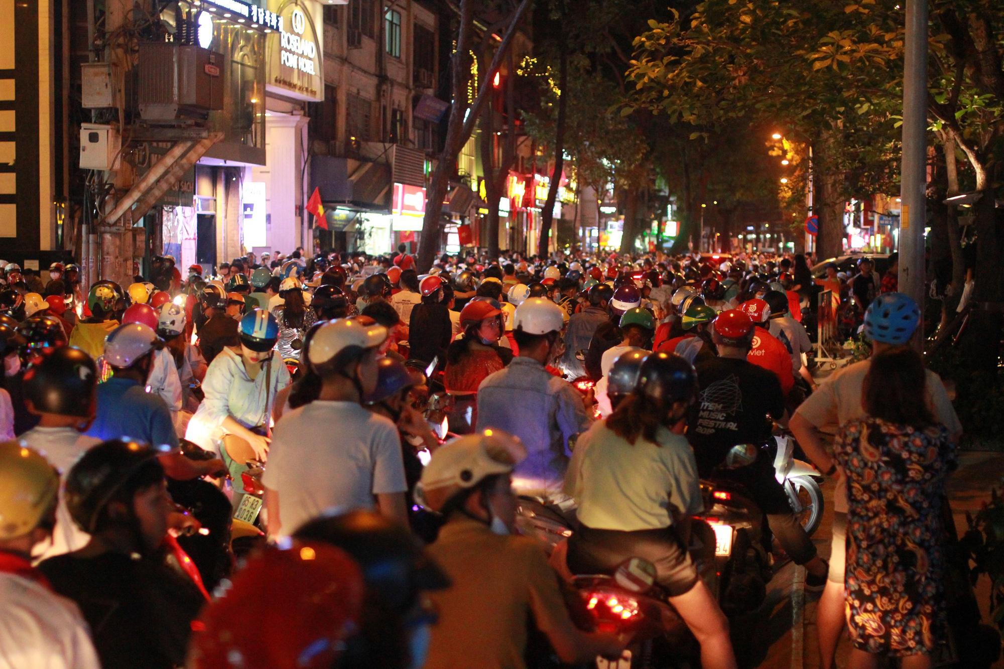 Đường Sài Gòn kẹt cứng sau 15 phút bắn pháo hoa chào mừng năm 2020 - Ảnh 13. Đường Sài Gòn kẹt cứng sau 15 phút bắn pháo hoa chào mừng năm 2020 - Ảnh 13.