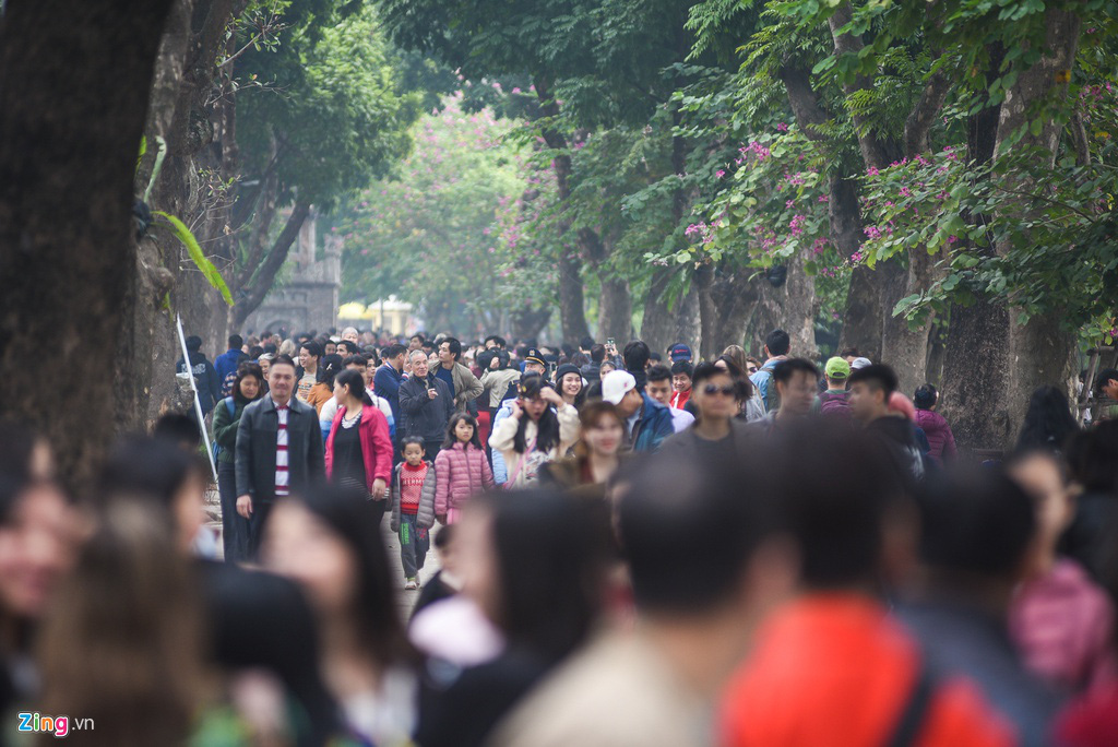 Người Hà Nội xuống phố dạo chơi ngày đầu năm mới - Ảnh 1. Người Hà Nội xuống phố dạo chơi ngày đầu năm mới - Ảnh 1.