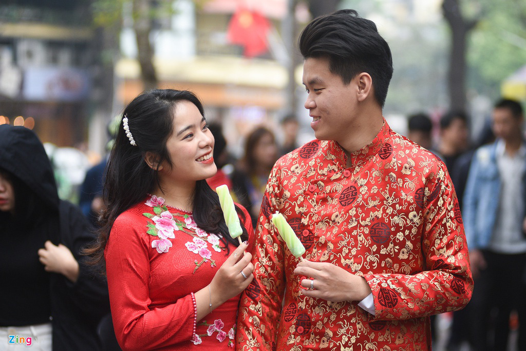 Người Hà Nội xuống phố dạo chơi ngày đầu năm mới - Ảnh 3. Người Hà Nội xuống phố dạo chơi ngày đầu năm mới - Ảnh 3.